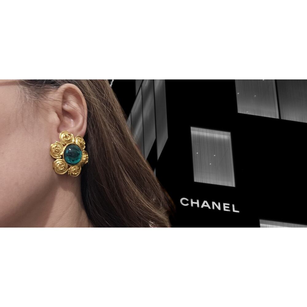 CHANEL Vintage 94P Green Gripoix Clip On Earrings - Picture 1 of 6